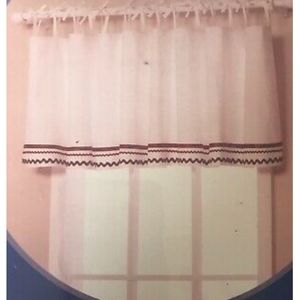 Pier 1 kids Ric RAC valance